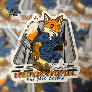 Op de afbeelding: Een sticker met een cartoonvos in een blauwe overall, die met een bezem veegt. De sticker bevat de tekst "Sweepers, Sweepers. Man Your Brooms." en het logo en de tekst "Steel Beach Mfg."