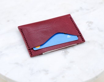 Cartera personalizable hecha a mano con cuero reciclado: delgada, minimalista y duradera.