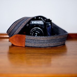 Cadeau personnalisé de sangle d'appareil photo fait main en denim, sangle personnalisée pour photographes, support d'appareil photo reflex numérique, remplacement d'appareil photo, cadeau pour elle pour lui