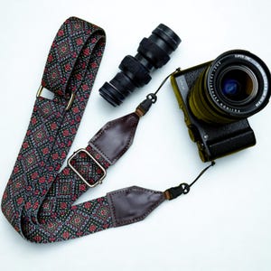 Tracolla per fotocamera floreale fatta a mano, tracolla a sgancio rapido, tracolla in pelle, tracolla Nikon Fujifilm, regalo per lei, regalo per fotografo