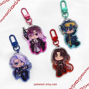 Puede incluir: Cuatro llaveros de acrílico con personajes de anime estilo chibi con temas de colores distintos y cierres a juego. Los personajes tienen atuendos detallados, con el texto yumenari.etsy.com impreso en la parte inferior central.