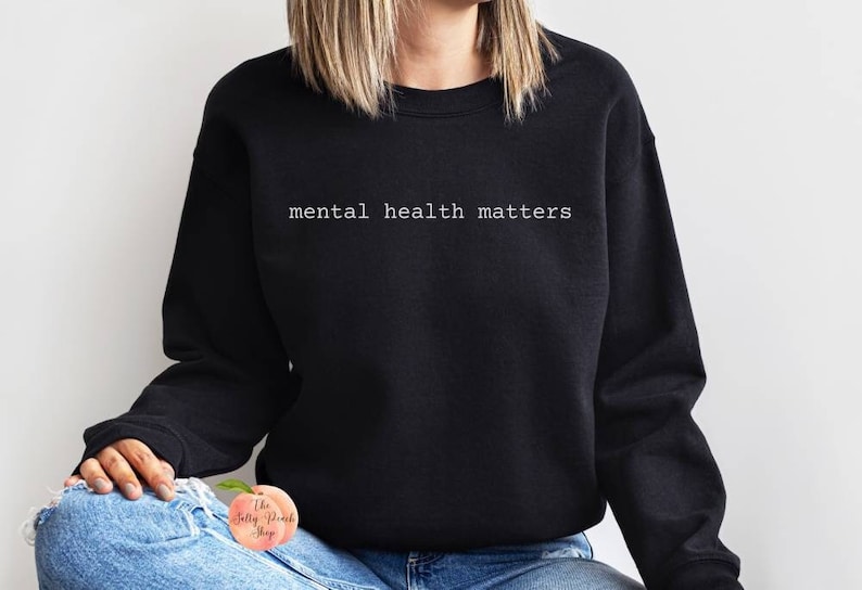 K&ouml;nnte beinhalten: Ein schwarzer Pullover mit dem Text "mental health matters" in wei&szlig;en Buchstaben.