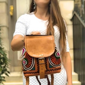 Mini sac à dos en cuir unique - petit sac à dos de festival hippie - sac en cuir véritable brodé à la main pour femme et fille