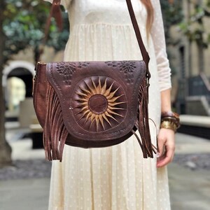 Bolso de piel de girasol, bolso hippie vintage, bolso bohemio con borlas para mujer, cartera de piel con efecto sol, bolso estilo sillín estilo western, bolso bohemio con flecos