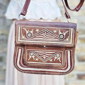 BOLSO DE CUERO TRIBAL, Bolso bohemio vintage, Monedero con bordado floral, Cartera de cuero con flores étnicas, Bolso bereber marroquí, Bolso de hombro para mujer