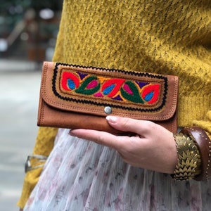 Cartera grande de piel para mujer con tres pliegues y bordado floral: cartera larga con bolsillos para múltiples tarjetas de crédito y monederos