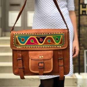 Einzigartige bestickte Leder Umhängetasche für Damen - Große Laptop Tasche mit Schultergurt im Boho Design