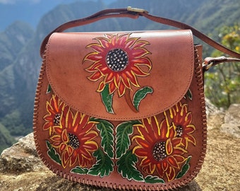 SAC DE TOURNESOL EN CUIR - Sac à main en cuir unique repoussé et peint à la main dans un design hippie vintage Flower Power