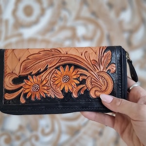 Cartera de piel repujada para mujer con elegante diseño floral hecho a mano - Cartera grande con cremallera