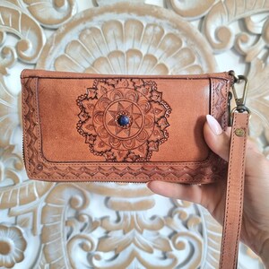 Cartera larga de piel para mujer con cremallera, correa de muñeca desmontable y diseño de mandala labrado - Mini bolso de mano
