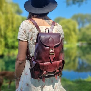 Sac à dos en cuir de style vintage pour femme en rouge bordeaux rustique - Sac à dos minimaliste de taille moyenne