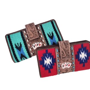 Portefeuille à deux volets en cuir repoussé avec motif cartes de poker - Cadeau Las Vegas - Pochette longue western pour femme - Porte-monnaie couverture aztèque tissée