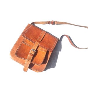 Bolso de mano de cuero marrón tostado de los años 70, bolso de hombro de cuero hecho a mano, bolso bandolera pequeño, bolso de cuero artesanal