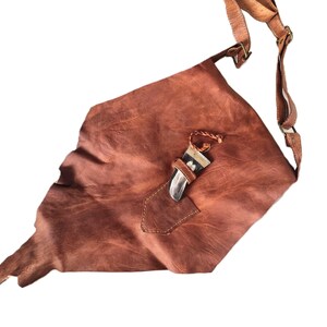 Bolso bandolera de cuero marroquí hecho a mano / Bolso bandolera bohemio único / Cartera artesanal con hebilla de cuerno de colmillo / Bolso de mano de cuero vintage