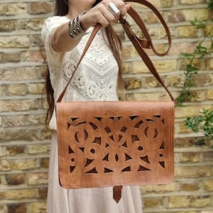 SAC MESSAGER VINTAGE des années 70, sac à bandoulière en cuir repoussé beige, sac à main hippie, sacoche bohème en relief pour femmes, porte-documents bohème découpé