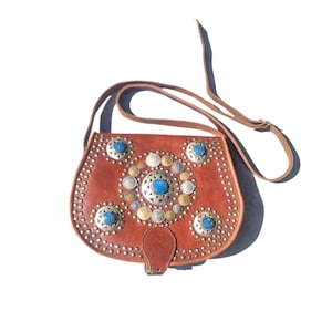 Bolso de piel vintage marroquí, cartera pequeña bohemia, monedero gitano, bolso étnico con tachuelas, bolso nativo africano, bolso hippie estilo sillín con piedras