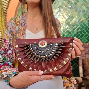 Einzigartige HALB MOND LEDER Tasche, Boho Frauen Geldbörse Rising Sun, kleine Echtleder Tasche in Dunkelbraun, Nieten Umschlag Clutch Tasche