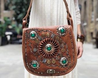 Vintage BOHO GENUINE LEATHER Saddle Bag con piedras verdes monedas gitanas Studs - Monedero bereber marroquí artesanal - Bolsa de festival hippie