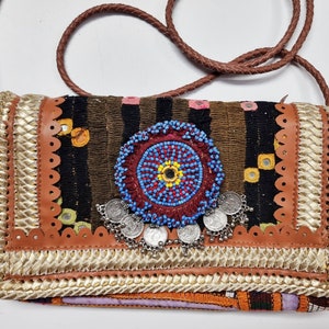 Bolso pequeño de piel estilo bohemio, bolso gitano con cuentas, tapiz vintage indio Banjara Kuchi, bolso de noche hippie, clutch tribal, festival de folclore.