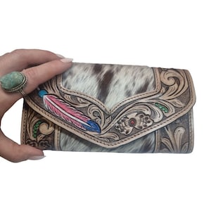 Cartera grande de piel de vacuno repujada con diseño de plumas - Cartera larga de piel para mujer - Monedero estilo western tallado