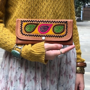 PORTEFEUILLE LONG EN CUIR pratique pour femme avec broderie botanique - Grand portefeuille à trois volets pour femme
