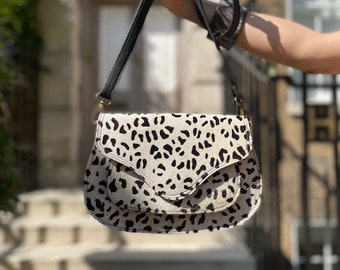 Kleine SNOW LEOPARD PRINT Umhängetasche - Handgefertigte Leder Crossbody Geldbörse mit abnehmbarem Riemen