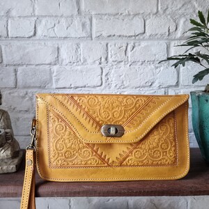 CARTERA grande de CUERO marroquí para mujer con diseño floral labrado - Bolso pequeño de cuero genuino con pulsera