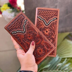 Portefeuille long en cuir repoussé à la main, portefeuille western pour femme, motif floral sculpté, portefeuille en cuir pour homme, cadeau porte-monnaie élégant pour elle