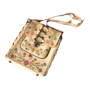 Bolso vintage de piel beige / Bolso de hombro floral hecho a mano / Bolso bohemio de festival de los años 70 / Cartera retro para mujer