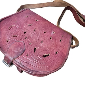 Sac porté épaule en cuir repoussé rouge bordeaux de taille moyenne - Sac en cuir marocain avec bandoulière découpée - Sac à main western pour femme