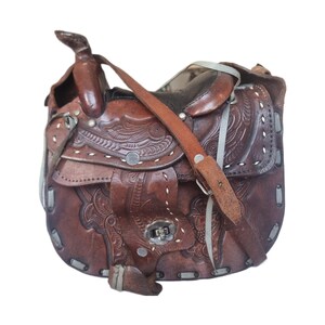 Bolso de cuero de silla de montar repujado, bolso vintage estilo western, cartera de cuero con estampado floral, bolso vaquero bohemio de los años 70, bolso retro ecuestre de vaquera.