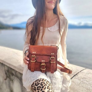Petit sac à bandoulière en cuir beige, sac à main bohème vintage, sacoche hippie des années 70 faite main, mini sac à main en cuir pour dames, design classique pratique