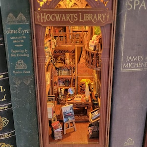 Harry Potter Bibliothek Buch Nook - Made-to-Order Flackernder Kamin Komplett Montiert Miniatur Bücherregal Holzeinsatz