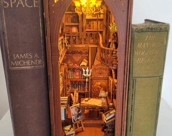 Biblioteca Percy Jackson, rincón de libros, chimenea parpadeante, estantería en miniatura totalmente ensamblada, sujetalibros de madera