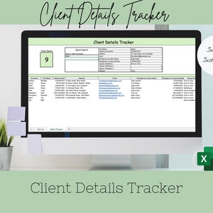 Puede incluir: Una pantalla de ordenador que muestra una hoja de cálculo titulada "Client Details Tracker". La hoja de cálculo tiene columnas para el nombre del cliente, el número de teléfono, la dirección, el correo electrónico, el nombre del contacto de emergencia, el número de teléfono del contacto de emergencia y el total de sesiones. La hoja de cálculo muestra un total de 9 clientes. La pantalla está en un escritorio con una planta verde en una maceta y una pila de libros.