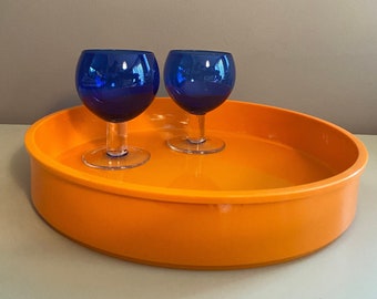 Vintage des années 70 Dansk Gunnar Cyren mélamine orange vif plateau de boissons w lèvre rétro grand plateau de service rond en plastique mélamine