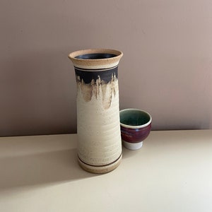 Vintage Midcentury moderne Studio Kunst Kamm Keramik Steingut Vase beige und braun signiert, handgefertigt 9 &quot;