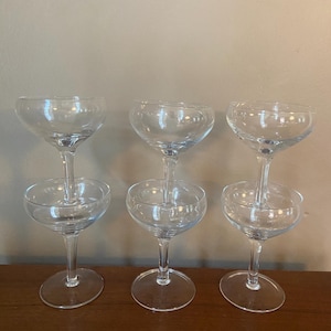 Set von 6 Vintage MCM Elegante, zierliche, mundgeblasene Aperitifgläser mit französischem Stiel, 2 oz. Herzliches Trinkglas Klar