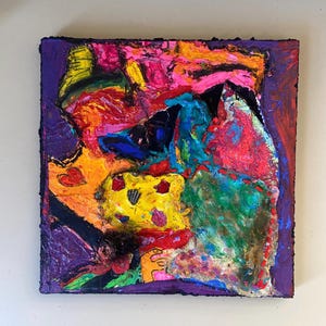 Puede incluir: Obra de arte abstracta de técnica mixta sobre lienzo cuadrado. La pieza presenta una vibrante gama de colores que incluyen morado, amarillo, rosa, azul y verde. La pintura y la tela texturizadas crean un efecto en capas, con costuras visibles.