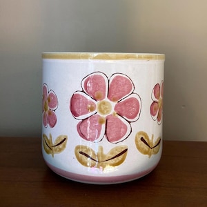 Vintage MCM 70s Hand-Painted Flower Power Bohemian Flower 6&quot; tall Ceramic Planter with Daisy Flower Pattern