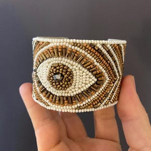 Bransoletka-mankiet Evil Eye z bogato koralikowanymi koralikami – kiczowaty element – złoto i kość słoniowa