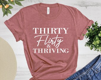 Koszulka Thirty Flirty And Thriving, Koszulka na 30 urodziny, Dirty 30, Prezent dla niej, Słodka koszulka urodzinowa dla niej, Thirty & Thirsty, Prezent dla niej