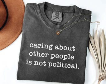 Att bry sig om andra är inte politisk komfort Färger T-shirt: Social rättviseaktivist T-shirt för feminister