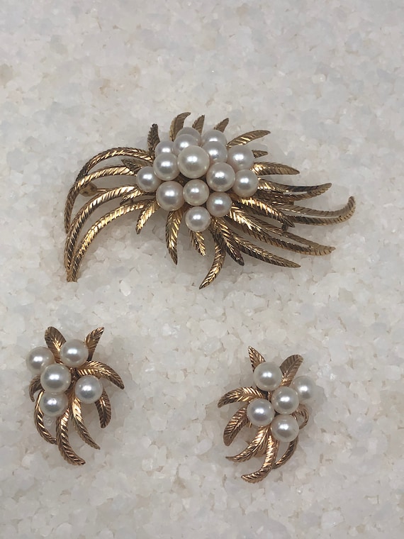 Vintage 14K gold pearl earrings and brooch suite - image 1