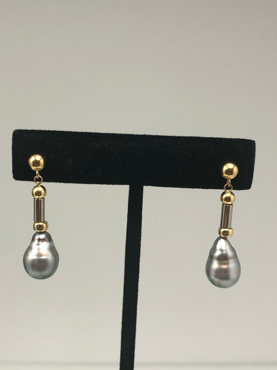 Vintage 18K gold Tahitian pearl dangling earrings. - image 2