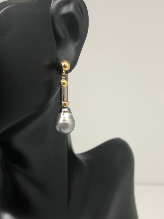 Vintage 18K gold Tahitian pearl dangling earrings. - image 1