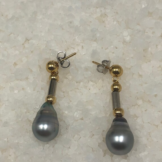 Vintage 18K gold Tahitian pearl dangling earrings. - image 3