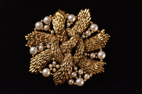 Vintage Tortolani Gold Tone Brooch with Faux Pear… - image 1