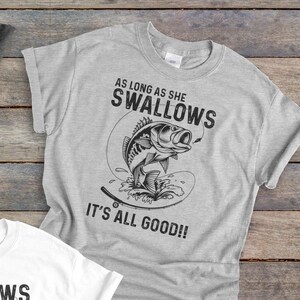 As Long As She Swallows It’s All Good, lustiges Fischen Shirt, lustiges, süßes Fischen T-Shirt, Bass Shirt, Fischen Shirt, Papa Shirt, Unisex