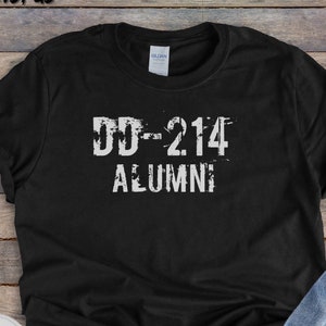 Camiseta de exalumno DD-214, regalo para veteranos militares, regalo para papá, regalo para mamá, divertida baja militar, letras angustiadas, unisex